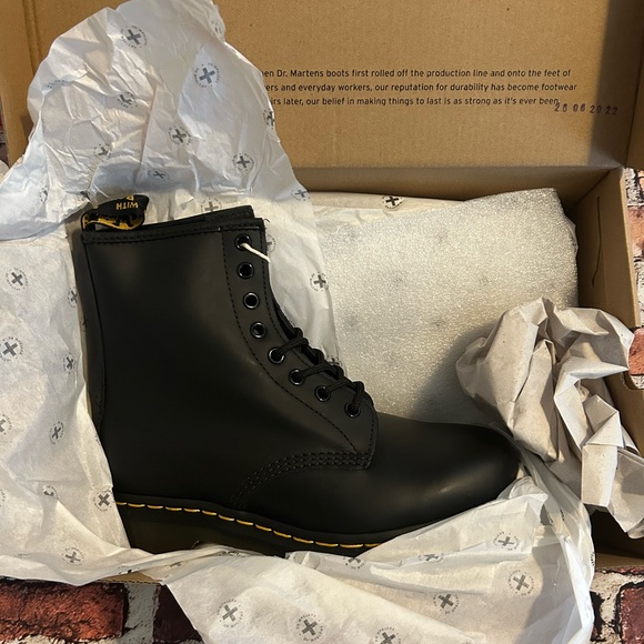 Dr. Martens Classic 1460 Women’s Smooth Leather Lace Up Boots Size 7 - Picture 4 of 8